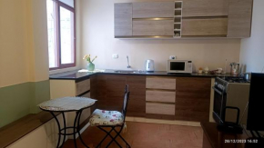 Habitación totalmente independiente con cocina, baño, balcón super espacioso